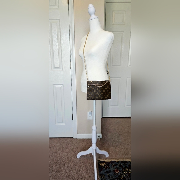 Authentic LOUIS VUITTON Monogram Accessory Pouch  Randonnee Crossbody - Picture 9 of 10